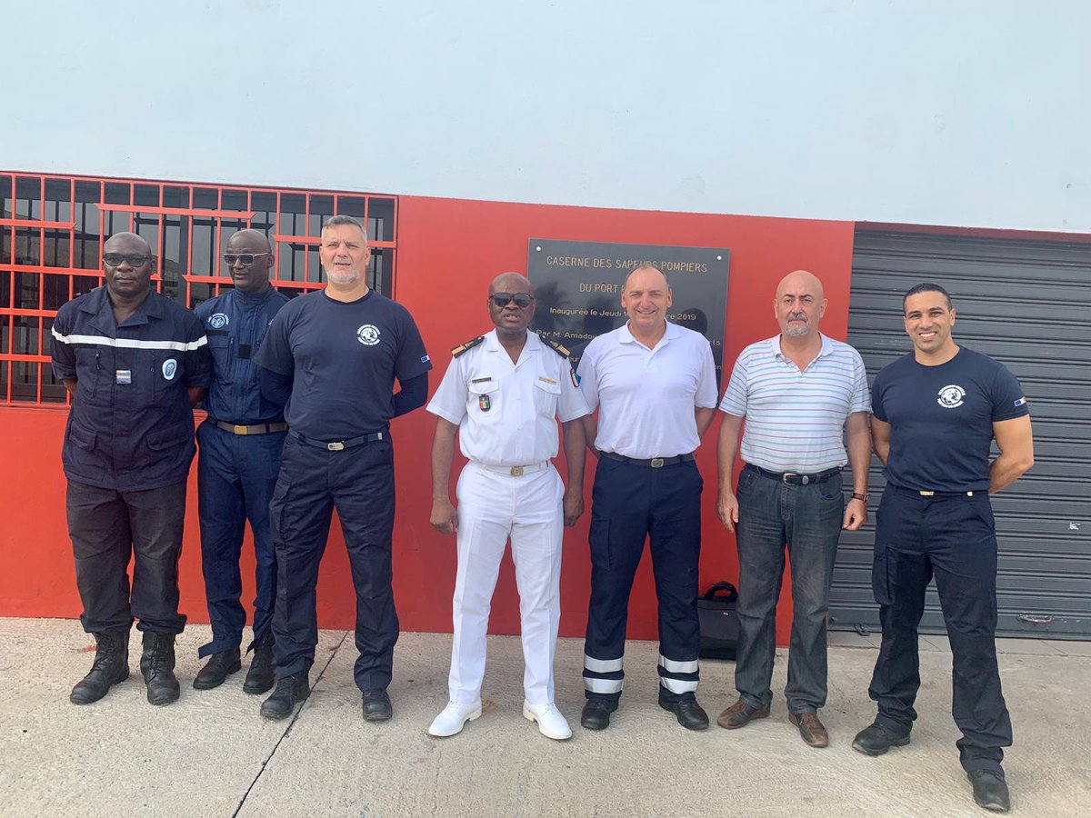 EUWeCAPS's tweet photo. Rencontre entre #WeCAPS &amp; le capt Yedess, chef du service prévention &amp; gestion des sinistrés du @PortAbidjan 🇨🇮 Au programme cette semaine 1 atelier de rédaction de procédures opérationnelles/règlement des manœuvres pr le #servicedesecours avec 2 #sapeurspompiers professionnels https://t.co/i4lCQ1IbZD