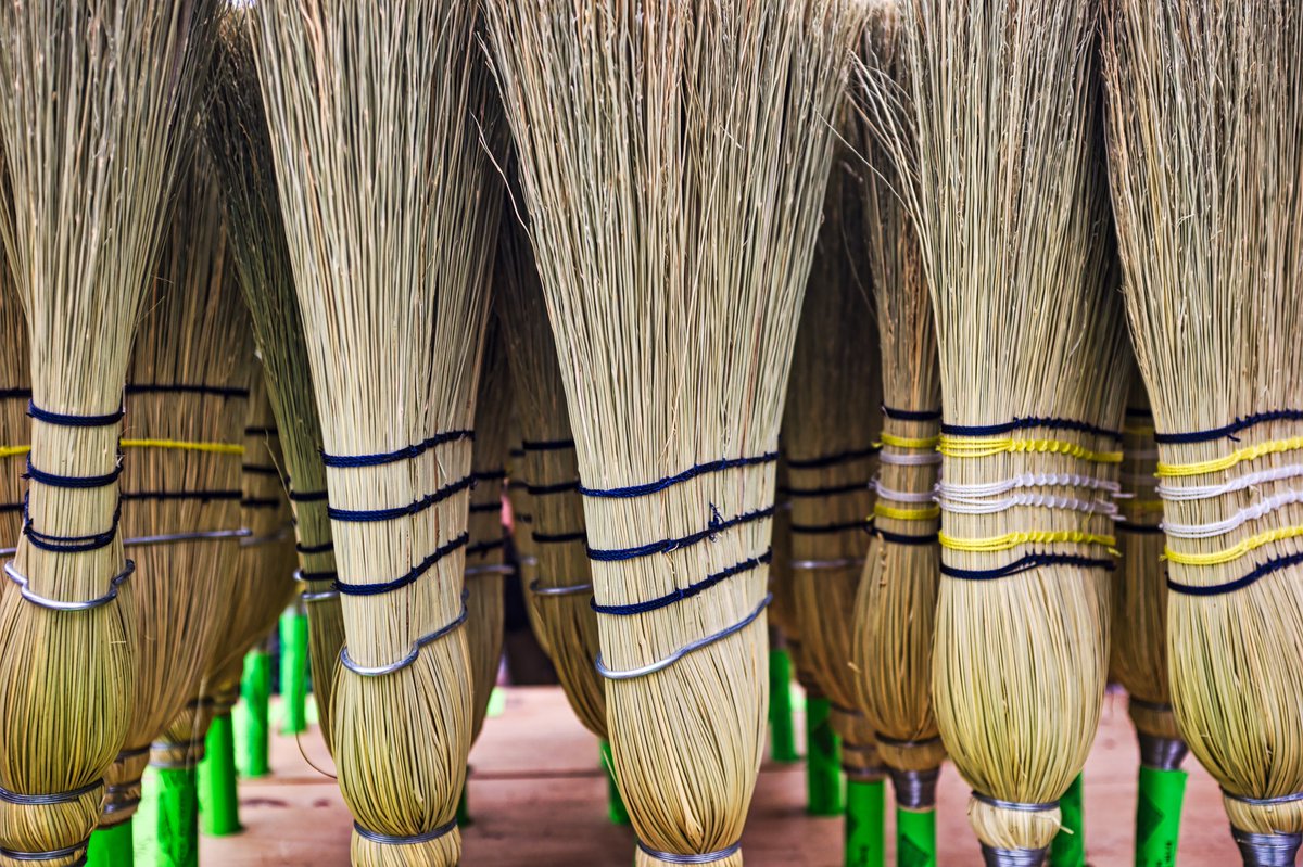 UnoClean's tweet image. Sweep all your worries away!! UnoClean has brooms of all styles! Check out the full selection here: bit.ly/39YAgwd

#mondaymood #sweep #broom #brooms
