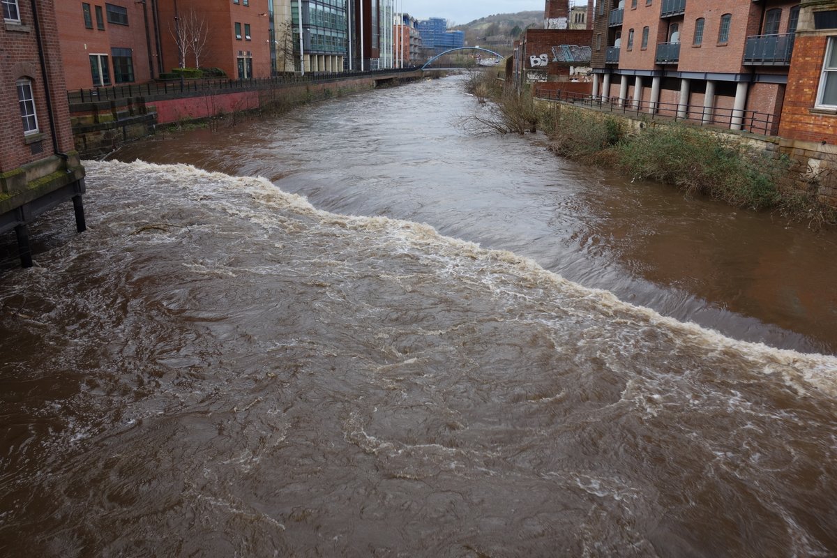 DavidWalsh_M's tweet image. River Don looking full this afternoon. The Lady's Bridge weir had almost disappeared and high at confluence with the Sheaf. #Castlegate #Sheffield