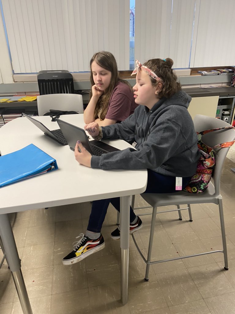 nixon1019's tweet photo. Social Studies collaboration @RogersMiddleSch discussing “When do you US citizens have the right to revolt?” Great follow up to the #AmericanRevolution Unit. Really relates to #CurrentEvents too! #CuriousCapableCitizens #AfftonStrong #HAWKsquawk https://t.co/ZWvzOcGTco