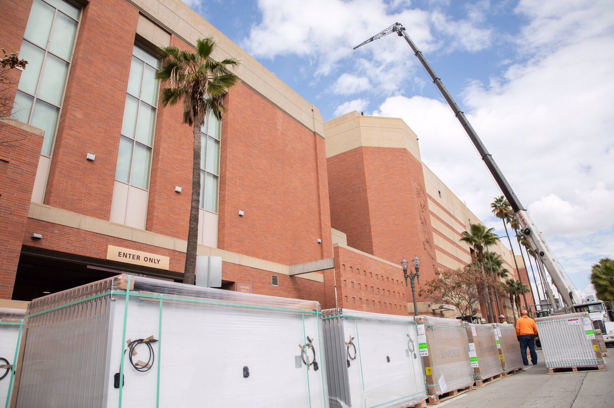 AnnenbergMedia's tweet photo. Galen Center started solar panels installations this Saturday. It is the biggest solar project to be conducted at the university so far and is part of President @PresidentFolt’s dedication to creating a greener @USC.
(Photo by Yannick Peterhans) https://t.co/I4Tk1MbEIm