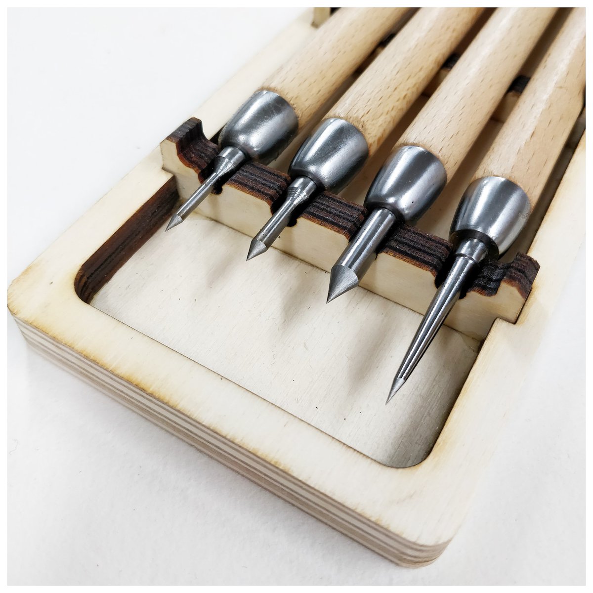 New in! The Arteina Professional Drypoint Box contains 4 etching and Drypoint needles in a lovely little box.
£42.60
intaglioprintmaker.com/shop/arteina-p…