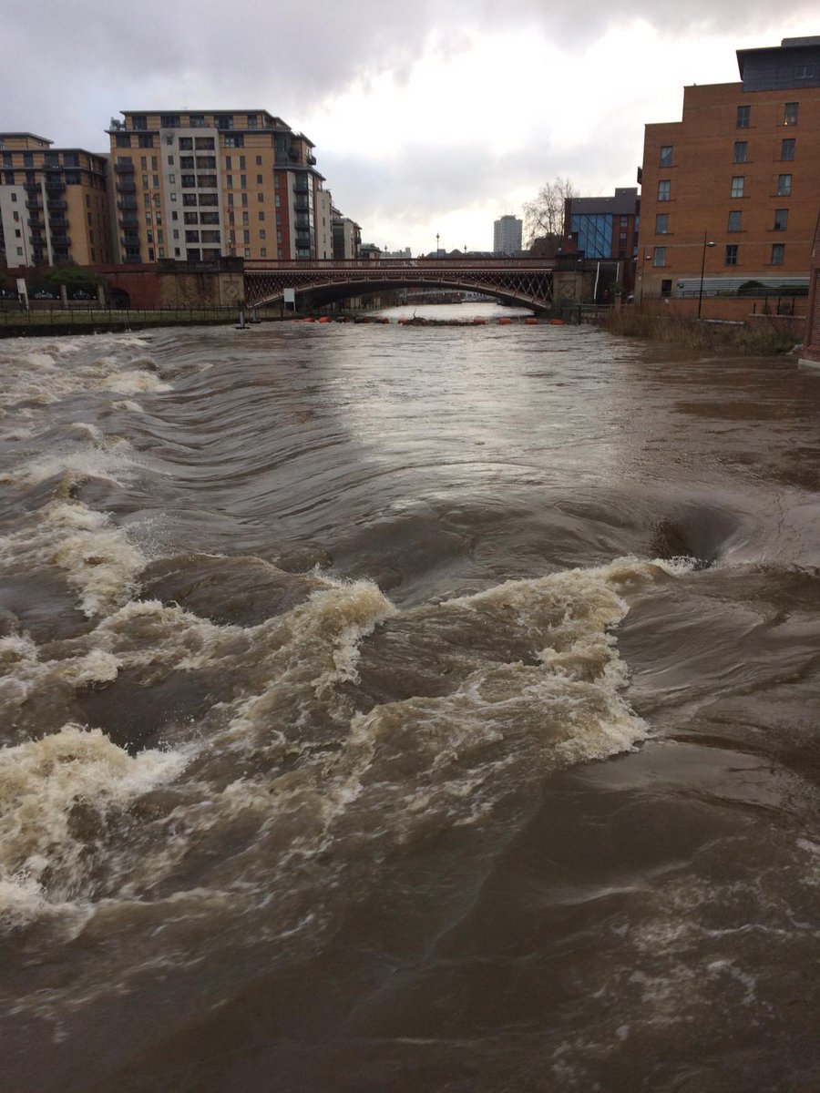 The weir at Crown Point is also being lowered in response to rising river levels. This will help reduce the risk of #flooding along the River Aire. Sign up to flood alerts here bit.ly/2uzvZk9 #Leeds #StormDennis @LeedsCC_News, @EnvAgencyYNE, @CRTYorkshireNE