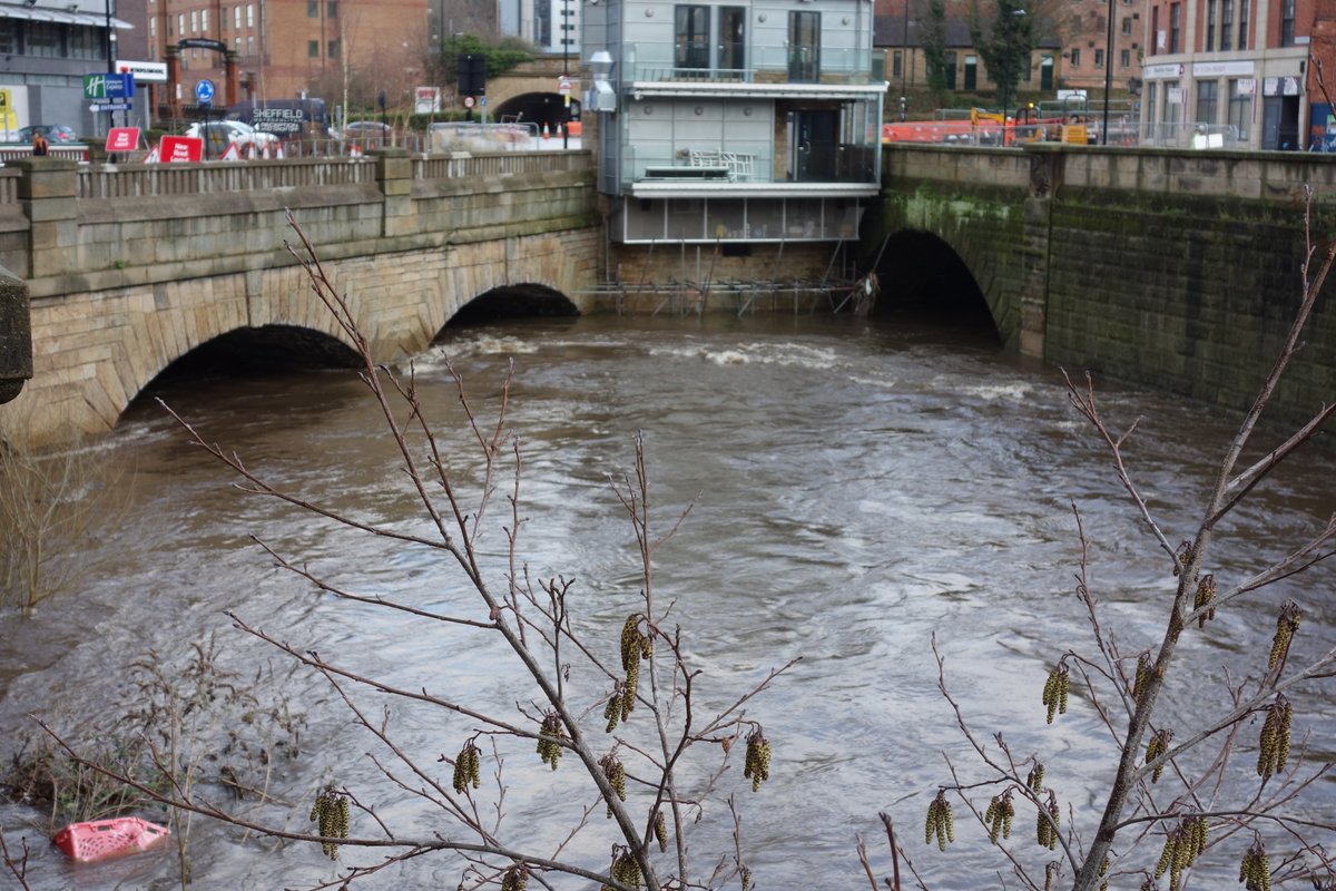 DavidWalsh_M's tweet image. River Don looking full this afternoon. The Lady's Bridge weir had almost disappeared and high at confluence with the Sheaf. #Castlegate #Sheffield