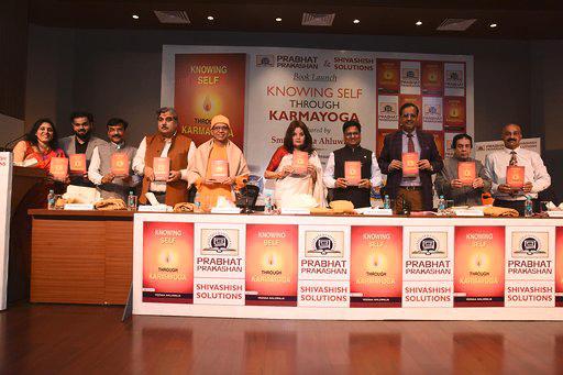 ashokkp's tweet photo. #KnowingSelf through #Karmayog by #VeenaaAhluwalia @prabhatbooks launched #SwamiShantatmanand #RabiMalekar Karma nurtured by Gyan, nourished by bhakti paves the path to self realisation. #PHDhouse https://t.co/I8oMz18A16