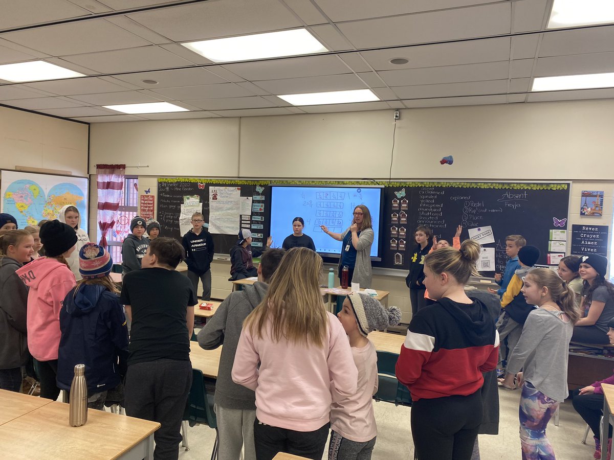 MmeGordon's tweet photo. Happy to have @JennMills_TLDSB back @JDHodgsonES  Fraction Counting Circle! https://t.co/M3hnloQ4Kl