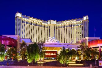 Planning a trip to Las Vegas? BestofVegas has you covered with the TOP hotels in the city (at the best rates)... From The Bellagio to Mandalay Bay, ARIA and so many more, Vegas hotels have something special to offer each guest! 🏨🎲🍸» bestofvegas.com/hotels/