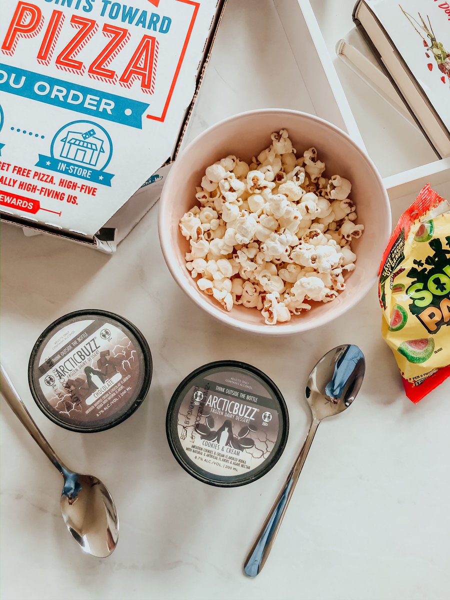 Sharing my favorites on Netflix currently &amp; the essentials to a perfect movie night with <a href="/ArcticBuzzVodka/">ArcticBuzz</a> AD 🍫🍿💋• theblonderlife.com/2020/02/what-i…