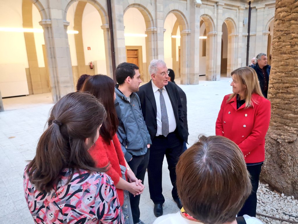 txesalaespada's tweet photo. Muy necesaria exposición fotográfica de @HarresiakApurtu “La Cultura de lo Diverso”. La migración es un reto que nos va a enriquecer  y lo que toca es gestionar la diversidad porque es una gran riqueza para Euskadi.
#LaCulturadeloDiverso 
#migración #diversidad 
@deusto https://t.co/zsf0yutVMS