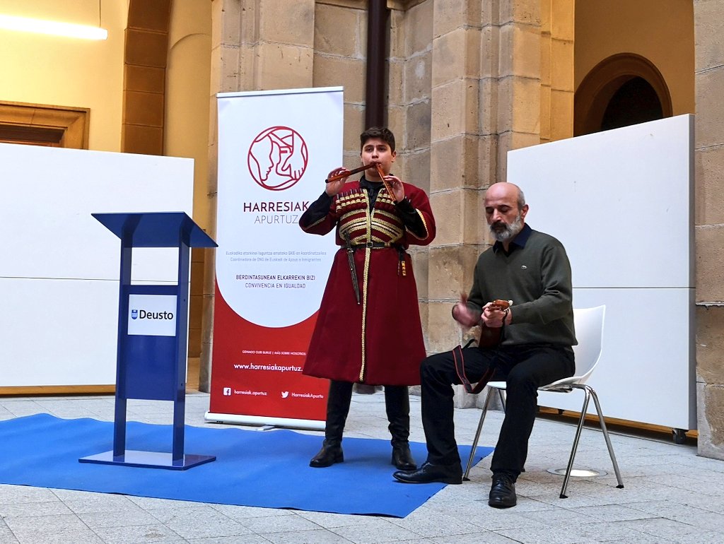 txesalaespada's tweet photo. Muy necesaria exposición fotográfica de @HarresiakApurtu “La Cultura de lo Diverso”. La migración es un reto que nos va a enriquecer  y lo que toca es gestionar la diversidad porque es una gran riqueza para Euskadi.
#LaCulturadeloDiverso 
#migración #diversidad 
@deusto https://t.co/zsf0yutVMS