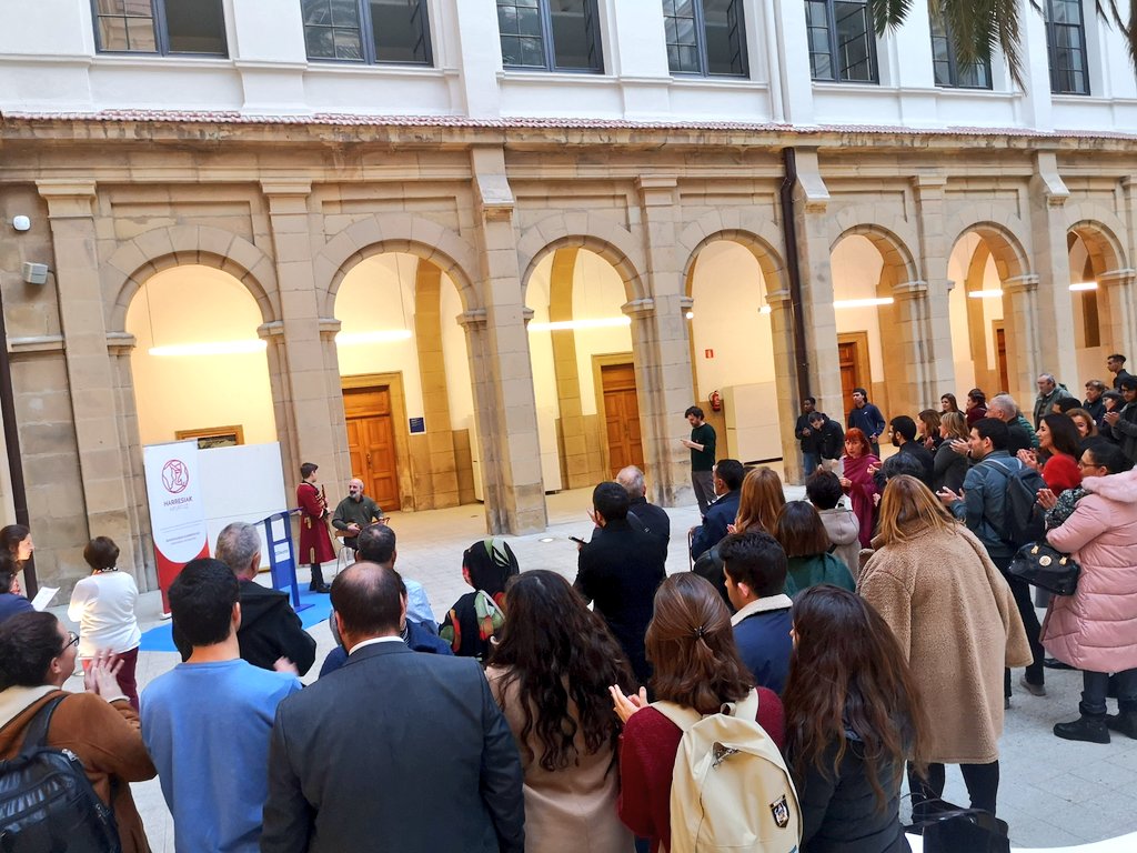 txesalaespada's tweet photo. Muy necesaria exposición fotográfica de @HarresiakApurtu “La Cultura de lo Diverso”. La migración es un reto que nos va a enriquecer  y lo que toca es gestionar la diversidad porque es una gran riqueza para Euskadi.
#LaCulturadeloDiverso 
#migración #diversidad 
@deusto https://t.co/zsf0yutVMS