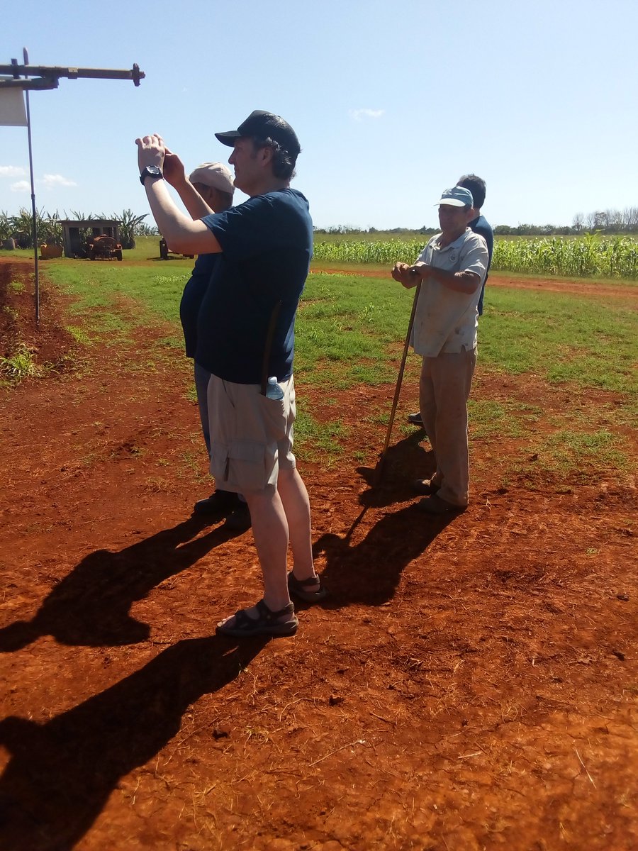 Realiza recorrido por la Estación Experimental del IAgric representantes de la Firma Española VISA INTERNACIONAL S.A en ell chequeo del proyecto de montaje, estaquillado y trabajo de campo