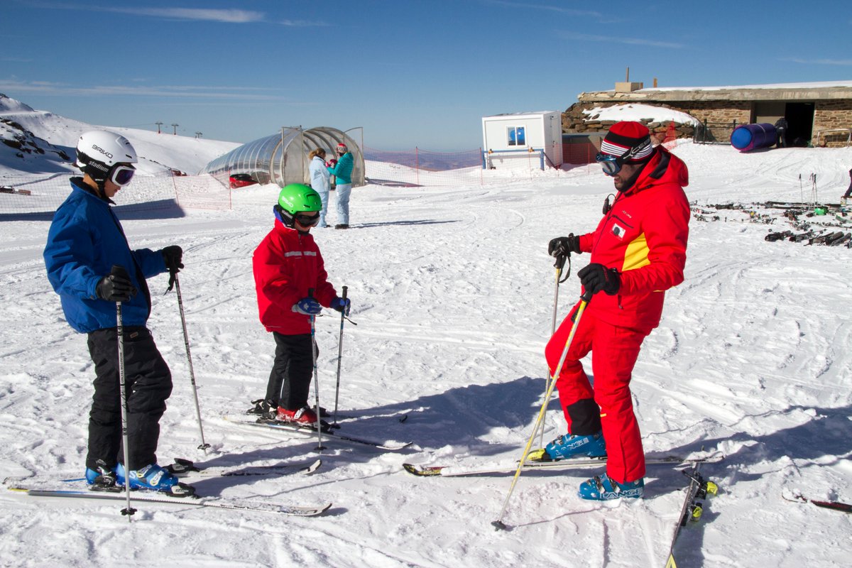 ❄️¿A tus peques les gusta la nieve y esquiar? Lo sabemos! Por eso te ofrecemos una súper OFERTA:

⛷FORFAIT INFANTIL+CURSILLO+ALQUILER (Comenzando un lunes) 👉234€

No lo pienses más y reserva ya! 🤩 bit.ly/37TMZPq
#SierraNevada #Granada #AEsquiar