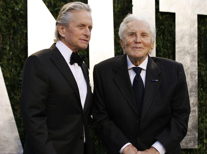 майкл кирк дуглас с женой. кирк дуглас 2019. кирк дуглас и майкл дуглас. майкл кирк дуглас с женой. кирк дуглас сын.