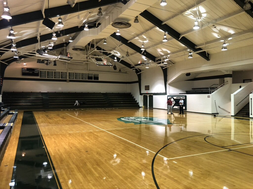 VossLighting's tweet photo. In this project, we replaced the existing 400W Metal Halide technology with 142W LED Day-Brite High Bay fixtures. 
.
The upgrade not only significantly improved the appearance and visibility of the space but it also improved yearly energy savings by ~$5,600! https://t.co/AfMLXq4WKB