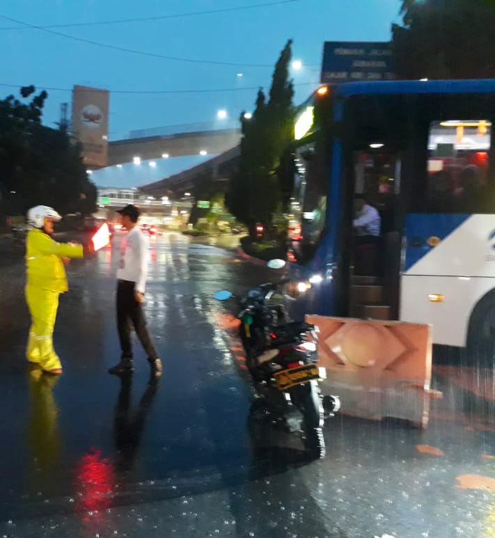 VIVAcoid's tweet photo. #infobanjirviva | 06:18 #Banjir di depan Wika Jl. DI Panjaitan semakin meninggi, sementara seluruh kendaraan yang dari Cililitan menuju Rawamangun diarahkan ke Jl. Otista.
#Polri
#Diskresi
#DemiKeselamatanBersama https://t.co/zlpnQkssqz
via @TMCPoldaMetro