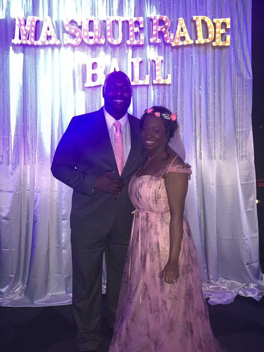 TheJaclynHouse's tweet photo. It was a magical night at the Walton Art Center this weekend for the annual masquerade ball! Loved hosting with my partner in TV and having date night with my love! Kudos to the team for raising over $20k for education initiatives in NWA! #NWArk #WeekendsinNWA #WACMaskBall https://t.co/Me6x8KwO8F
