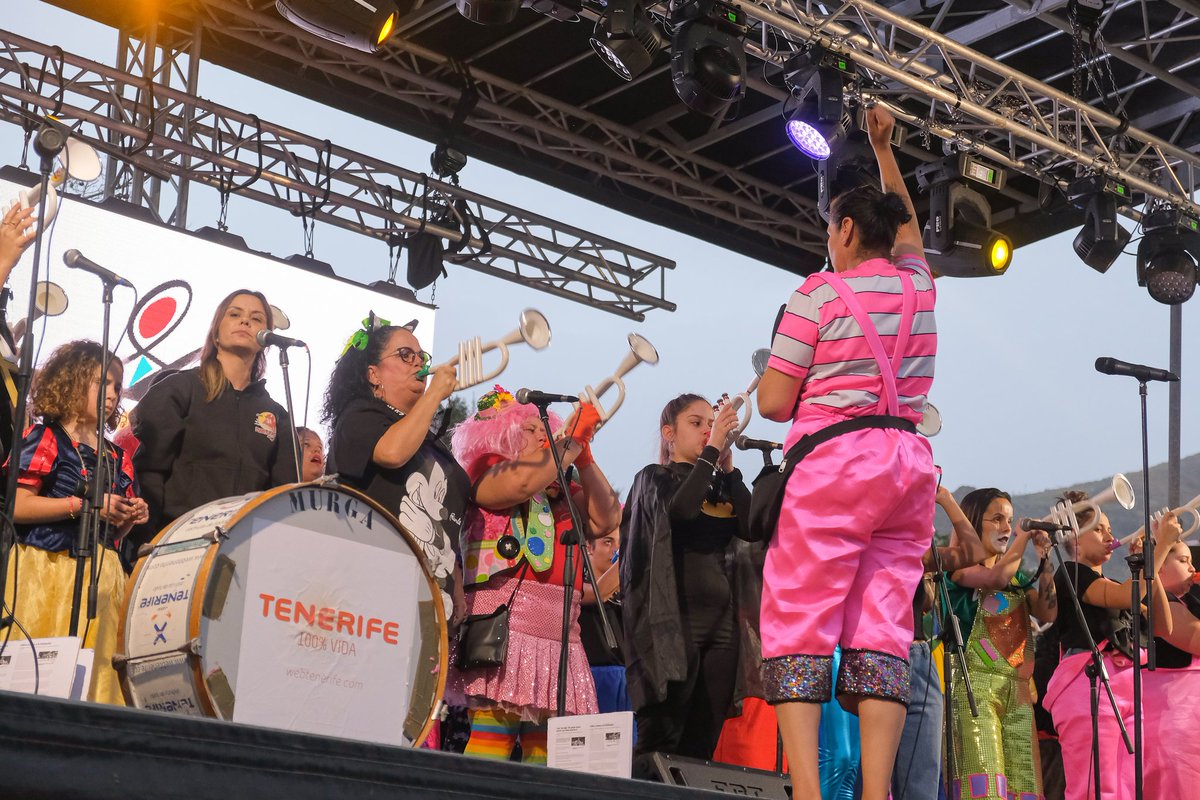 saludlasalle's tweet photo. 🎭🎷 Y el #CarnavalSC20 llegó al barrio de #LaSalud. Gracias a @murgadiabolicas @TrasConTras y @MurgaZetaZetas por la tarde que nos han hecho pasar animando a l@s vecin@s a vivir el Carnaval. @PatriciaHdezGut @AndresMCasanova @FiestasStaCruz @SCenCarnaval https://t.co/6wzdhhYwcZ