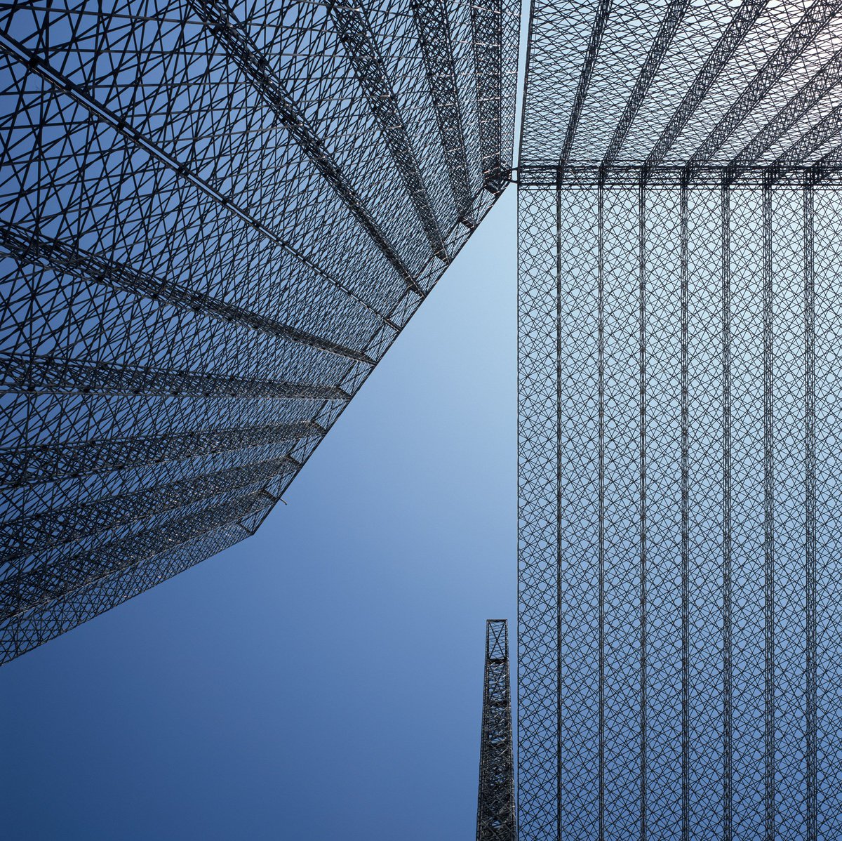 dezeen's tweet photo. The Expo Entry Portals designed by @asif_can for @expo2020dubai are woven from carbon fibre: https://t.co/1LEOiSefbg https://t.co/rHqU6Xv5s0