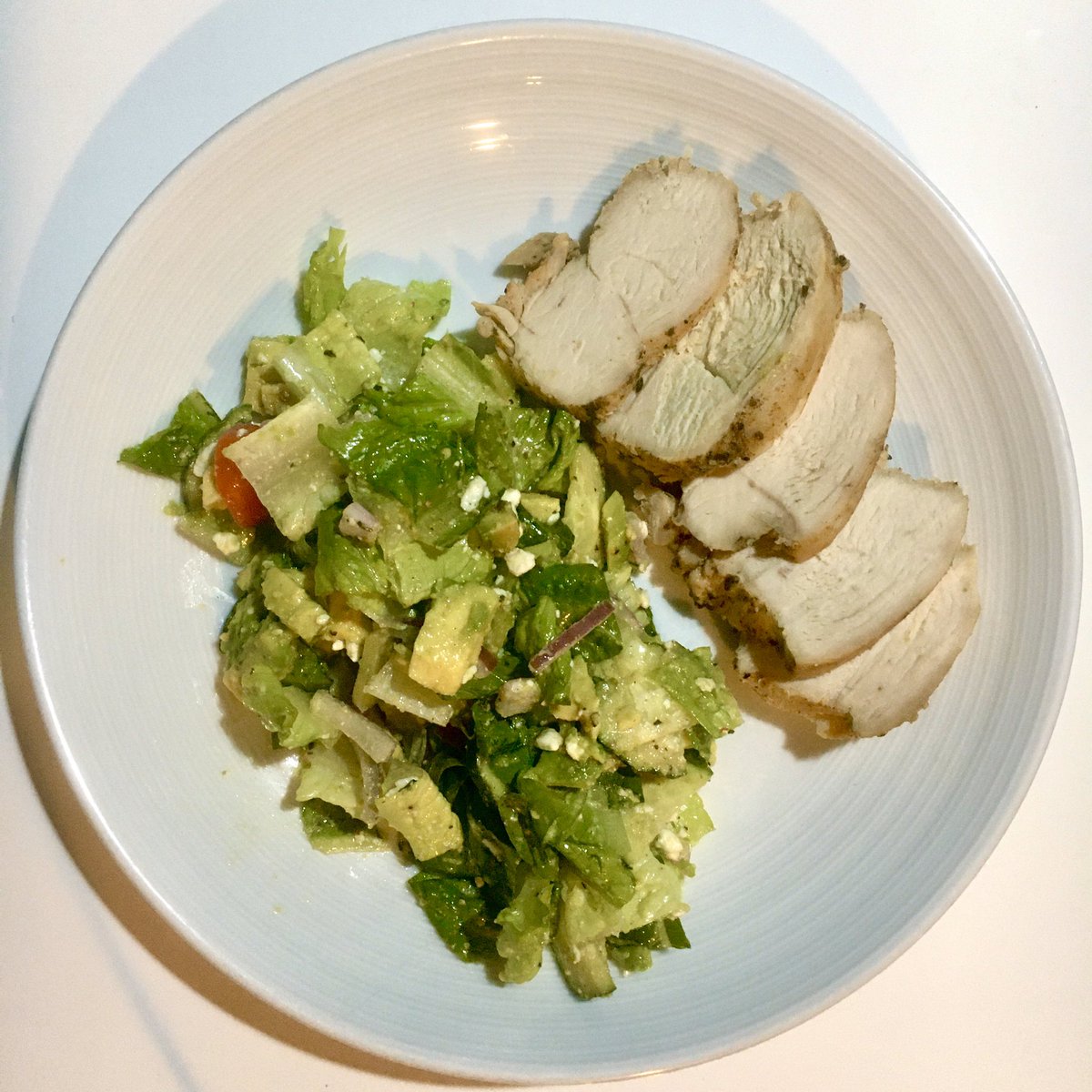 KExperimenting's tweet photo. 27 Days in and it seems I've #plateaud a bit, so eating extra carefully and adding cardio this week! 👊🏽 Pan seared oven roasted #chicken breast with #salad of romain, #avocado #feta, grape tomatoes and red onion. #ketodiet #keto #Ketogenic #weightloss https://t.co/hf85jFzyED
