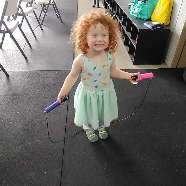 Tiny rope with a big smile! 😍 #cutestlittlegirl #toddler #jumprope #jumpsome #itsthelittlethings #gum @crossfit_wo_ #lousiana ift.tt/381ojot