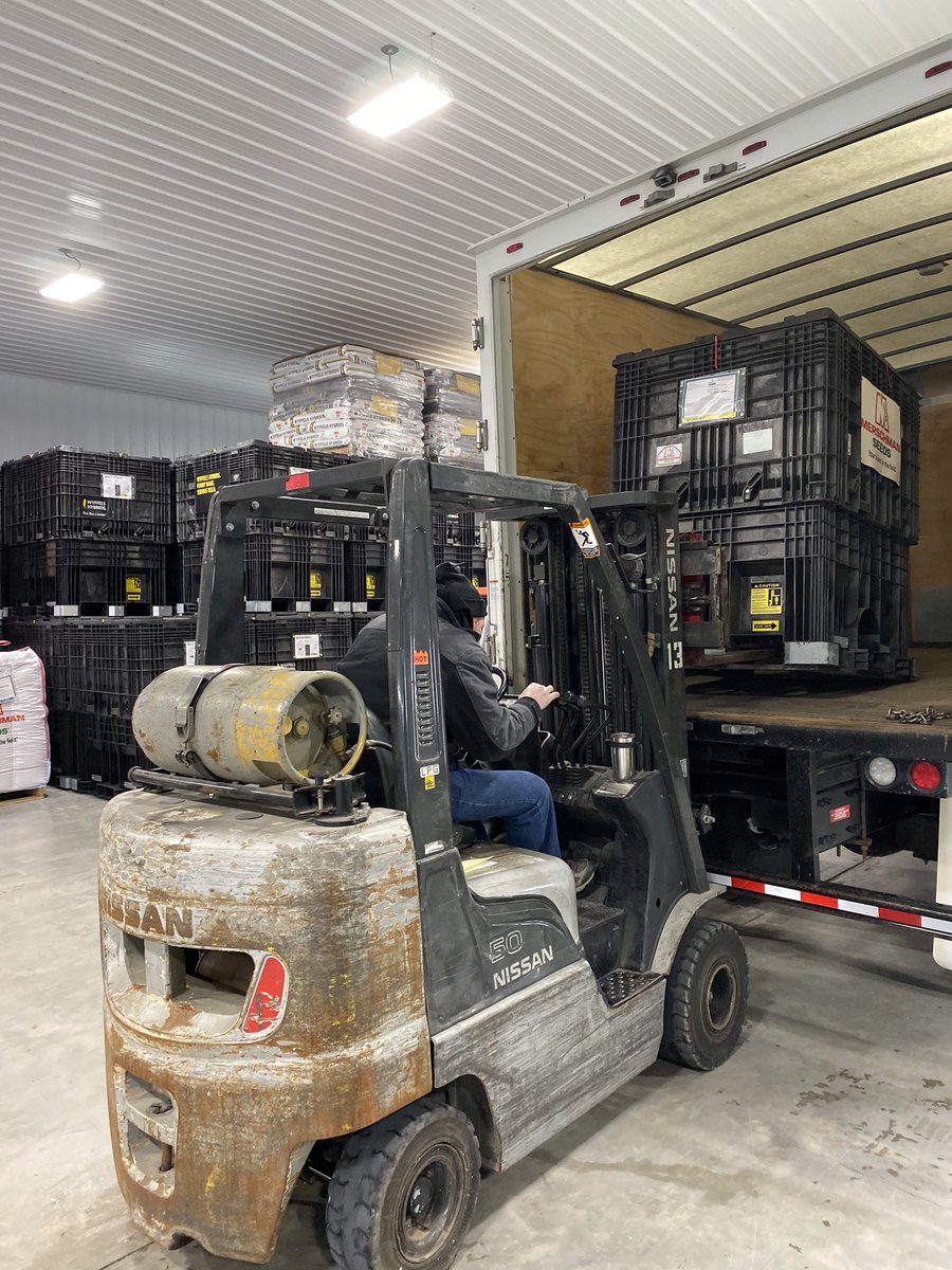 Cornyfarmer's tweet photo. Made a surprise visit with doughnuts to @MerschmanSeeds trucker and dealer Plagge Seed in North Central Iowa this morning on way to another stop. Great to see the Merschman Enlist E3™️platform spreading across the state.💪🇺🇸 https://t.co/2VB3cDz8yf