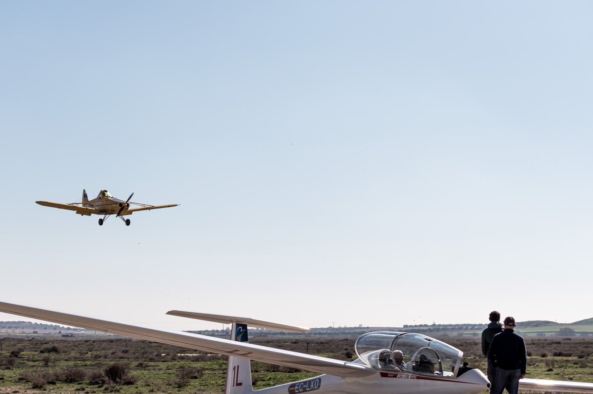 vueloUPM's tweet photo. La Pawnee en aproximación final y un DG500 esperando a ser remolcado.

Pawnee in short final and a DG500 waiting to be towed.

#pawnee #clubdevuelo #akaflieg #vueloavela #gliding #glider #dg500 #lillo #upm https://t.co/RxuzosWqFH