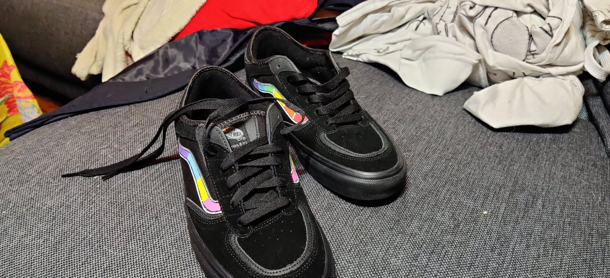 titerin's tweet photo. Restera à imperméabiliser le tout et à espérer que ça parte pas au première pluie :D #customizedvans #pride https://t.co/EQtusurM0W