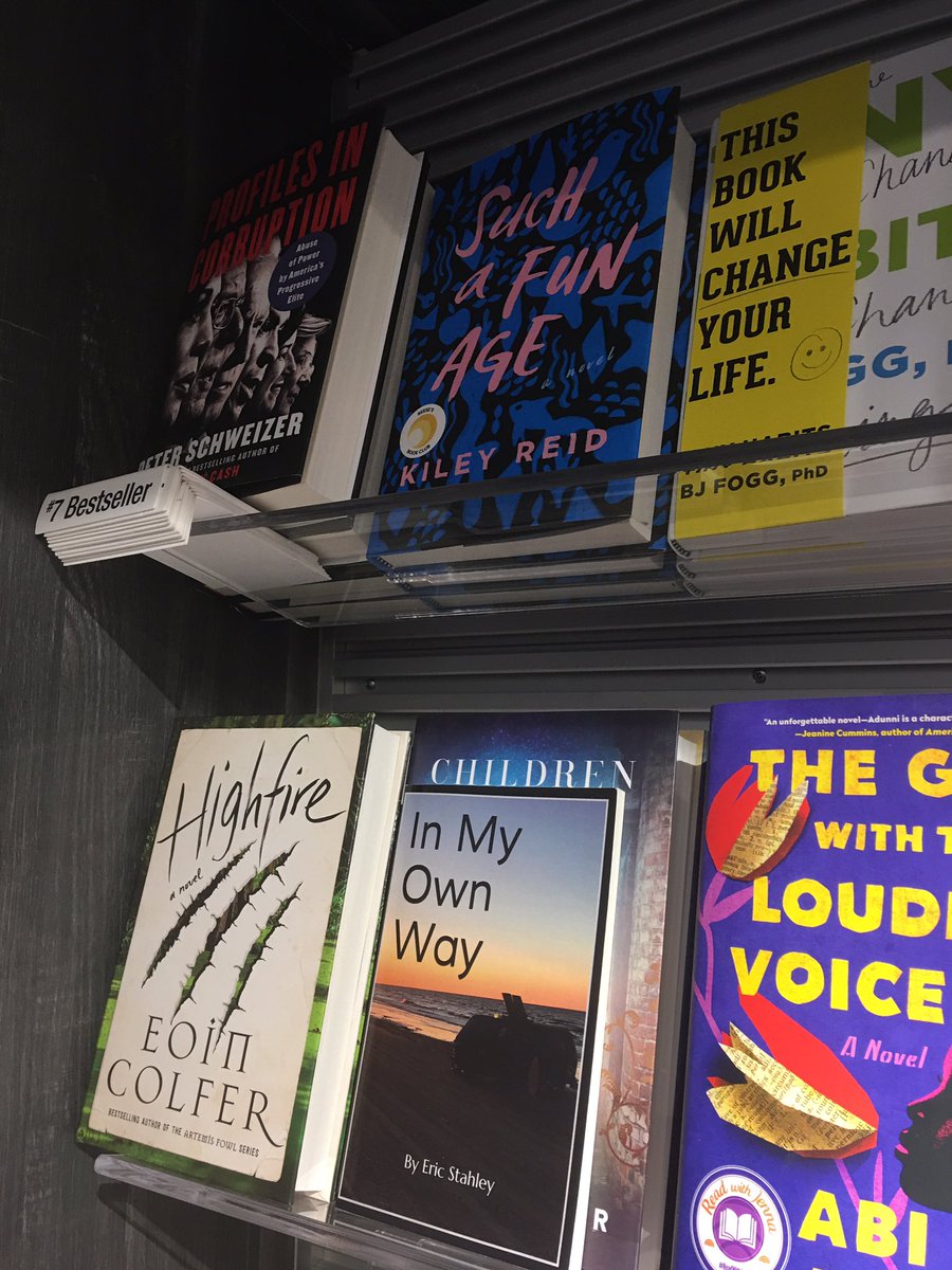 vintangeminder's tweet photo. Look at what I found at the airport! 🤣 In My Own Way: Second Edition https://t.co/cJf1XBIXj1 https://t.co/4n5F1kY2pK