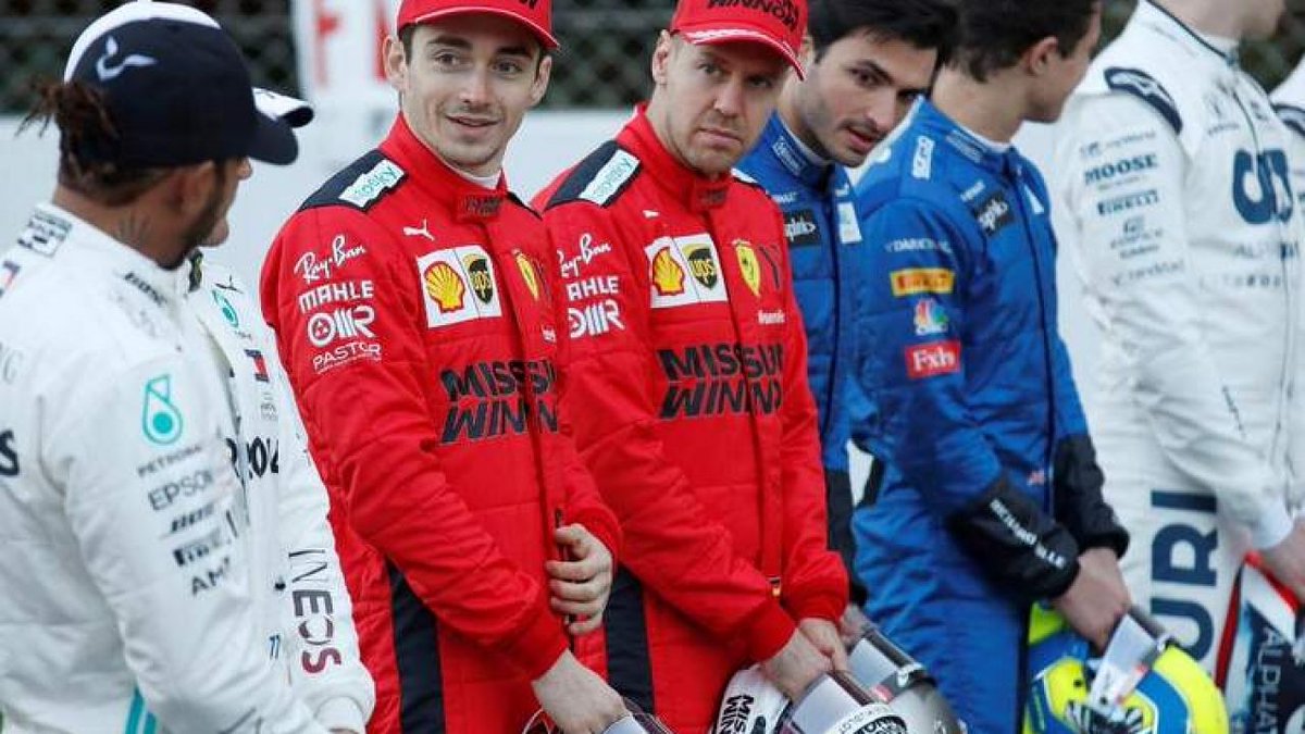 FerrariGang_'s tweet photo. Petite battle de regard entre les pilotes #Ferrari et #Mercedes 👀

#Formula1 #Formule1 #F1 #F12020 #CL16 #Charles16 #Leclerc16 #Seb5 #Vettel #Ferrari #Leclerc #F1Testing #Hamilton #Bottas #Mercedes https://t.co/hLnk7GMMau