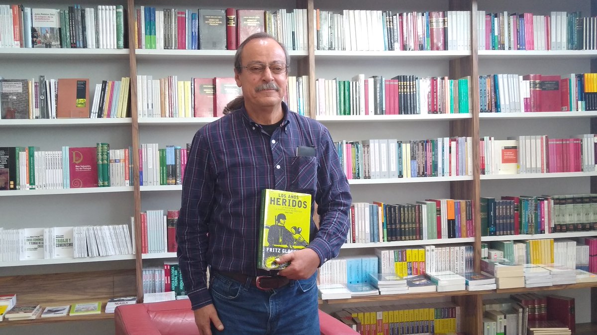 buaplibrerias's tweet image. El historiador Fritz Glockner Corte nos visitó de sorpresa hoy en nuestra sucursal del CCU. 

&quot;Los años heridos&quot; es su libro más reciente, adquiéralo en #Buaplibrerías