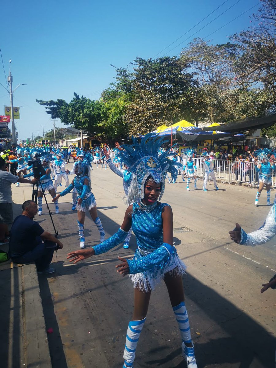 NoticiasRCN's tweet photo. #NuestroCarnaval ¡Quien lo vive es quien lo goza! Las calles de Barranquilla se visten de música y color durante la Gran Parada de Comparsas, donde no solo se respira fiesta sino tradición y cultura 💃🕺
Visite nuestro especial multimedia→https://t.co/HsF44ABcwq https://t.co/QVdJwTe5Pz