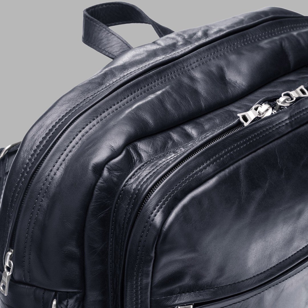 URBAN LIVING | Designed for those who bring their work with them everywhere. Our BP 25 Organizer #Backpack has a main large zipped compartment with a padded sleeve that fits a 15" or 17" #laptop. 💻 Shop now: bit.ly/38F2JHk