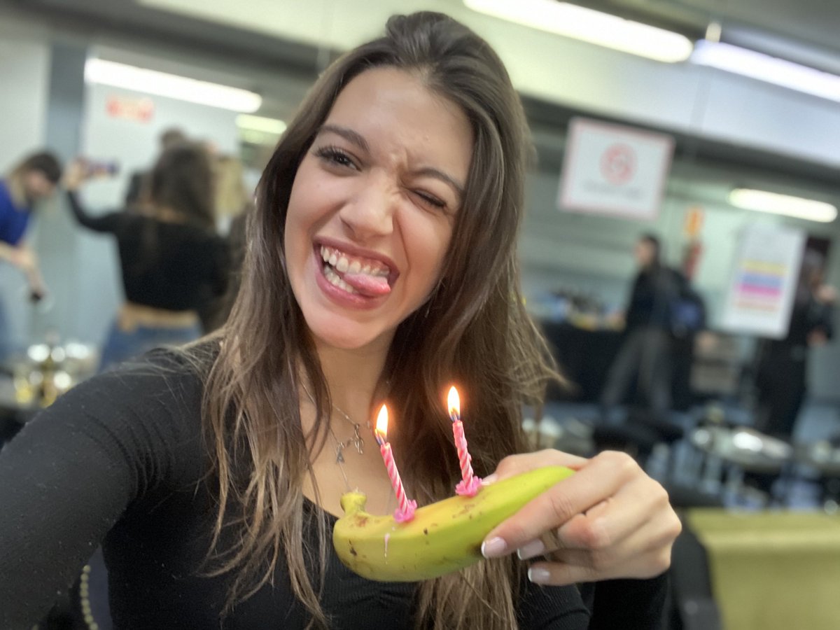 anaguerra's tweet photo. Cumpleaños Canario 🍌 https://t.co/rwZx93oOyf