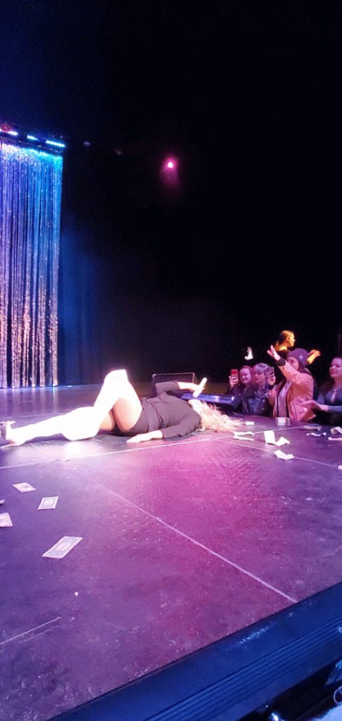 Zoltrex's tweet photo. #UWMDragShow 

Vivien Storm finale https://t.co/cO89NxrniN