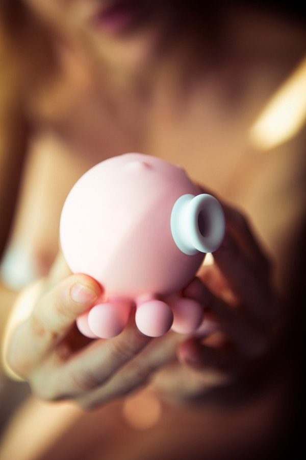 ForaDeNorma's tweet photo. Sabías que...
Participando en el concurso podrías ganar unos premios maravillosos de la mano de @amantis_net???
¿Conoces sus productos?
Puedes ganar, entre otras cosas, este maravilloso #succionador llamado #PulpiPig
😍😍😍😍 https://t.co/dPi997hl8n