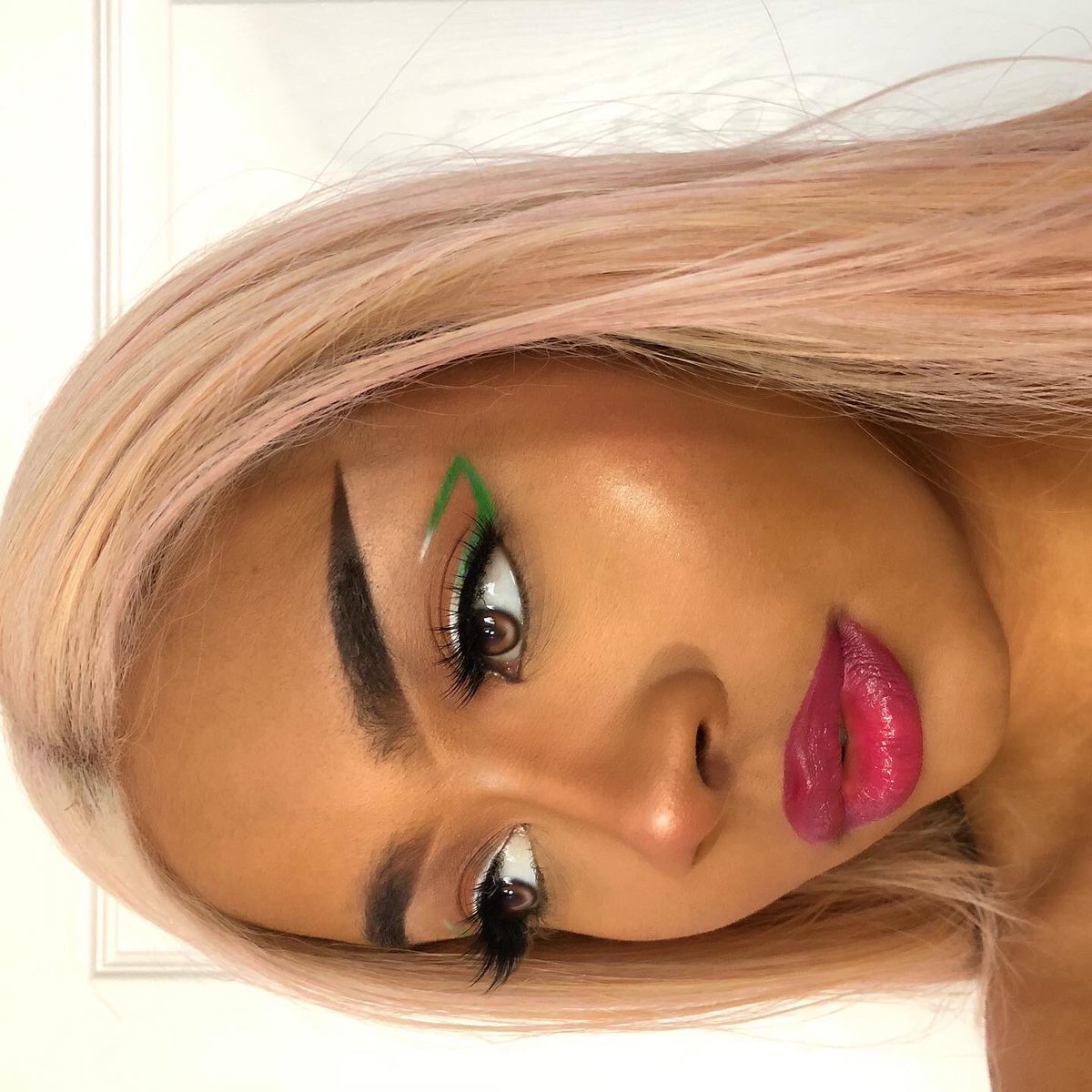 green

@norvina1 volume 1 &amp; 3 Palettes 
<a href="/amrezy/">Amra Olević Reyes</a> x abh Palette 
<a href="/shopvioletvoss/">VioletVoss™Cosmetics</a> lashes in Just Slayin
<a href="/LauraMercier/">Laura Mercier</a> lipstick in Fresh
<a href="/ABHcosmetics/">Anastasia Beverly Hills</a> Dipbrow in Dark Brown 
more details📸: instagram.com/p/B89kpcTpGsM/…