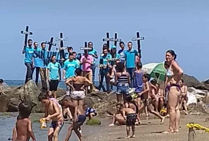 Vergación aparecieron los del partido de la loca @MariaCorinaYA en una playa de La Guaira asustando a la gente que anda disfrutando los #CarnavalesFelices2020 estos son unos psicópatas @Carrero_2CC @Mabt2002 @ChuchoAlmeida @taniasandinista