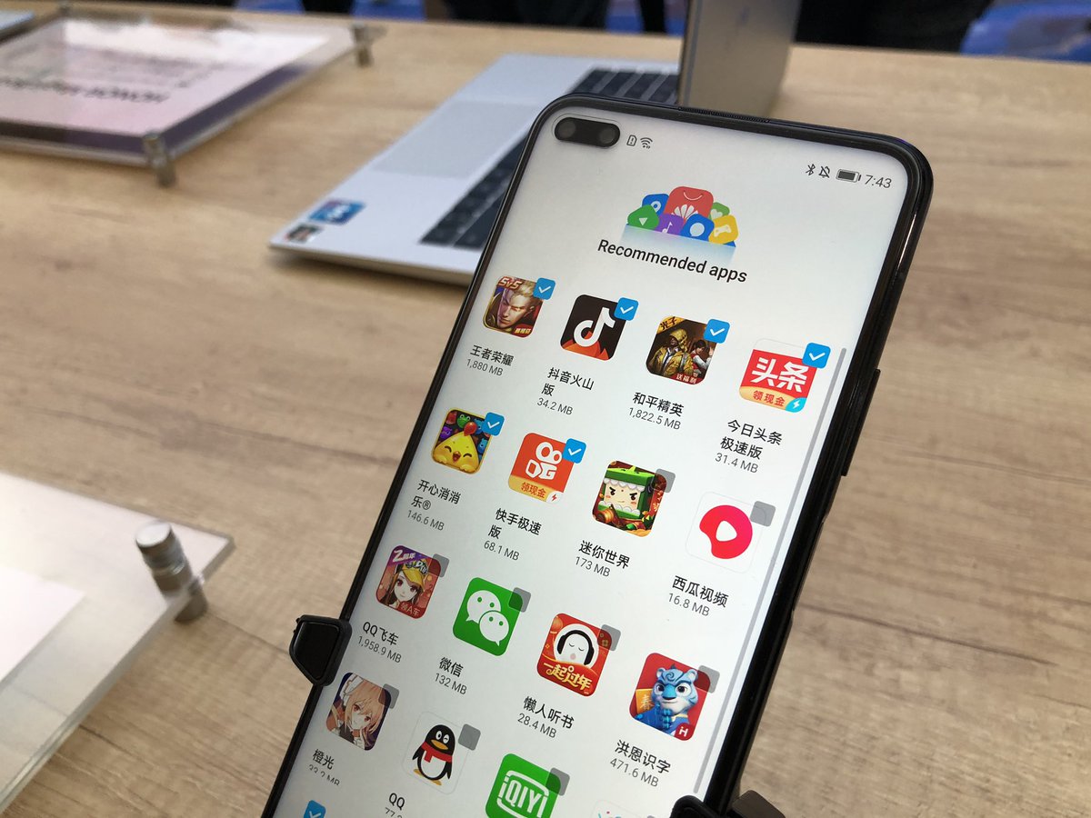 LeCafeDuGeek's tweet photo. Tout d’abord, les deux smartphones phares, le #HonorView30Pro à gauche et le #HONOR9Xpro à droite https://t.co/y10cdUMQc4