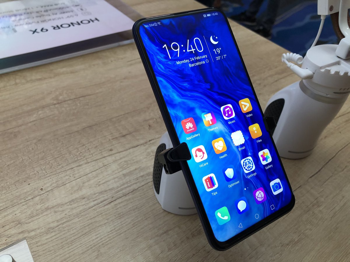 LeCafeDuGeek's tweet photo. Tout d’abord, les deux smartphones phares, le #HonorView30Pro à gauche et le #HONOR9Xpro à droite https://t.co/y10cdUMQc4