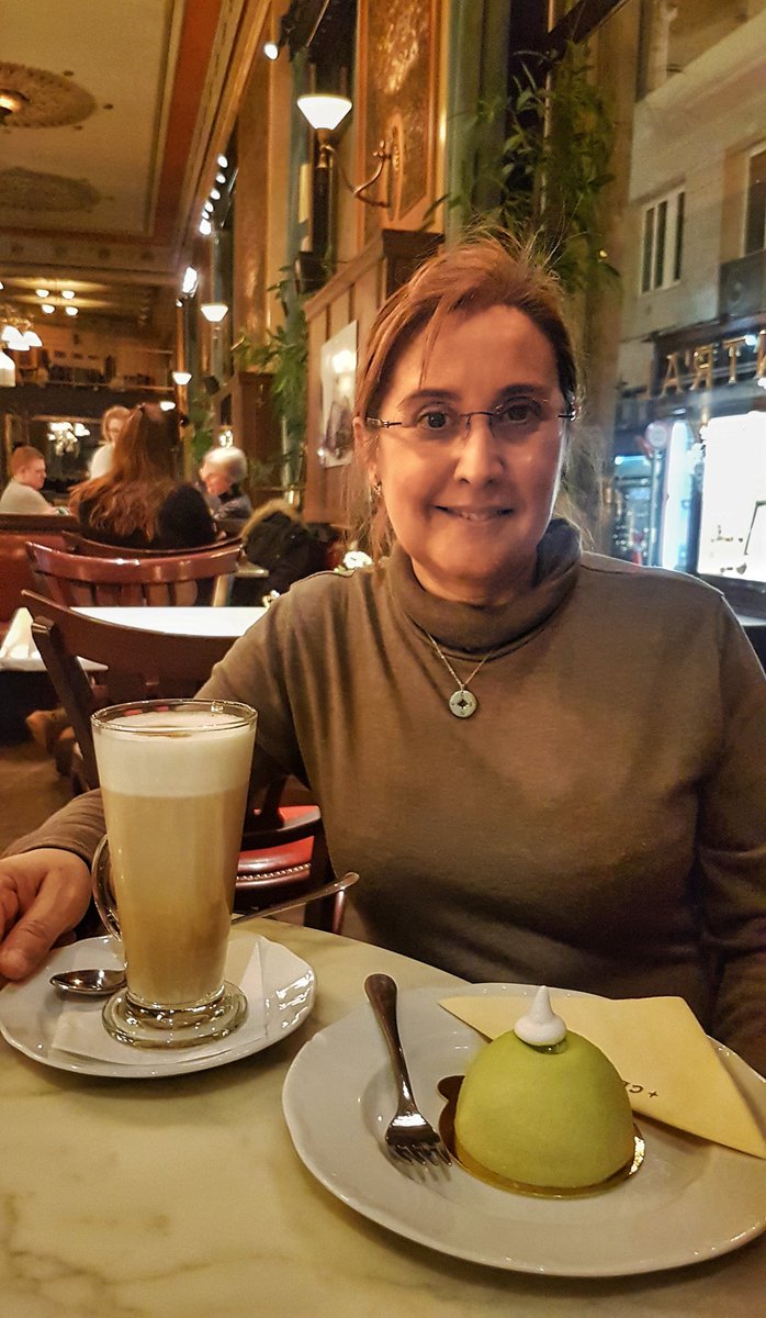 Janonautas's tweet photo. En el Centrál Kávéház, un local de 1887, hemos hecho una parada para tomar un café
#budapestcard 
#budapestinfo 
#visitbudapest https://t.co/SCknZxFKVS
