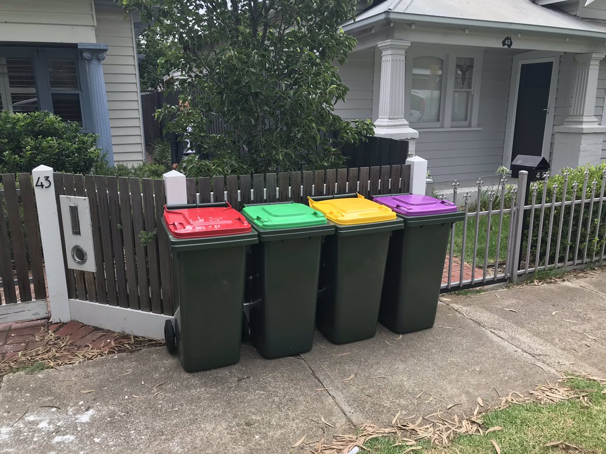 Foreign and public policy are important, but I really wanna know when <a href="/QandA/">QandA</a> and <a href="/hamishNews/">Michelle Overthis</a> are going to talk about the bins... #rubbishgate