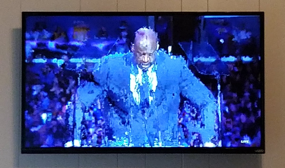grizz_nashville's tweet photo. #KobeFarewell Kobe sent technical difficulties to Shaq, but left MJ unscathed, lol. https://t.co/BH8YYBIebR