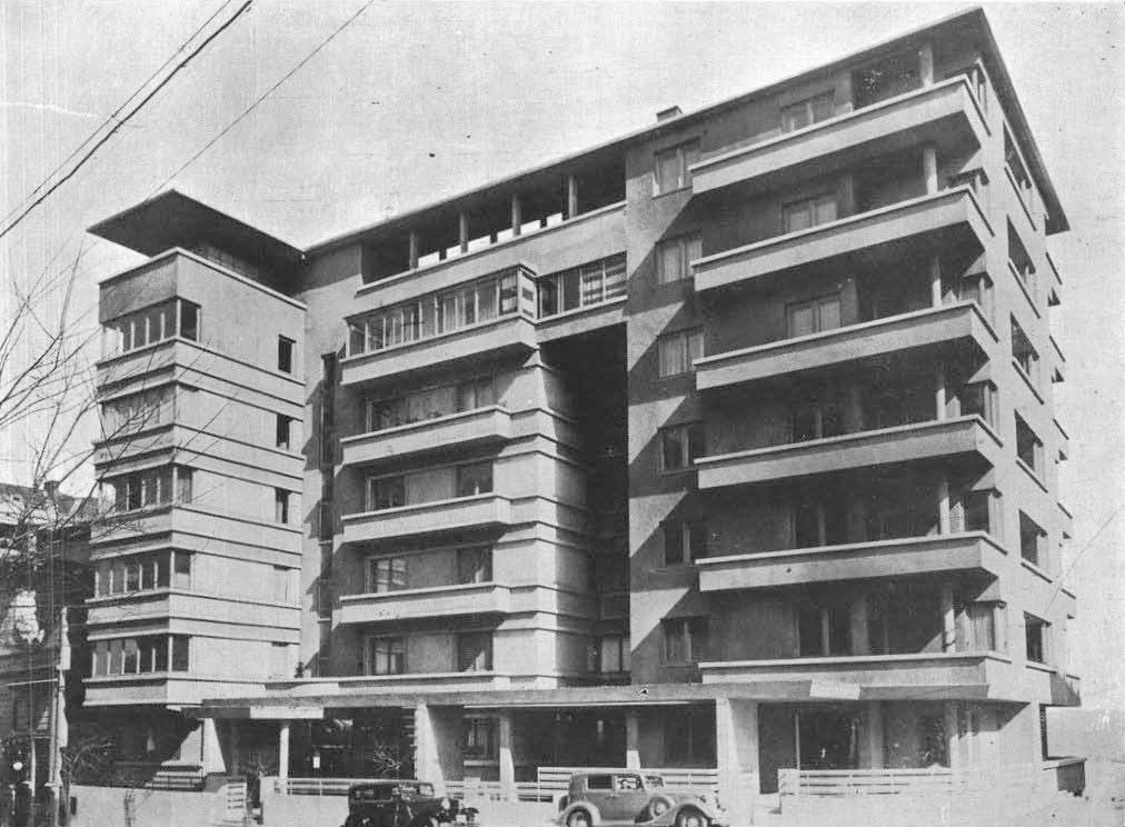 Gümüşsuyu’ndan Taksim’e çıkarken Seyfi Arkan’ın Üçler Apartmanına gözüm takıldı. Kanıksadık biliyorum ama hatırlatmak isterim. Modern Türkiye mimarlığının en önemli yapılarından birinin balkonların plastik doğrama ile kapatılmış. Seksen beş yıl önceki vizyon ve günümüzün resmi