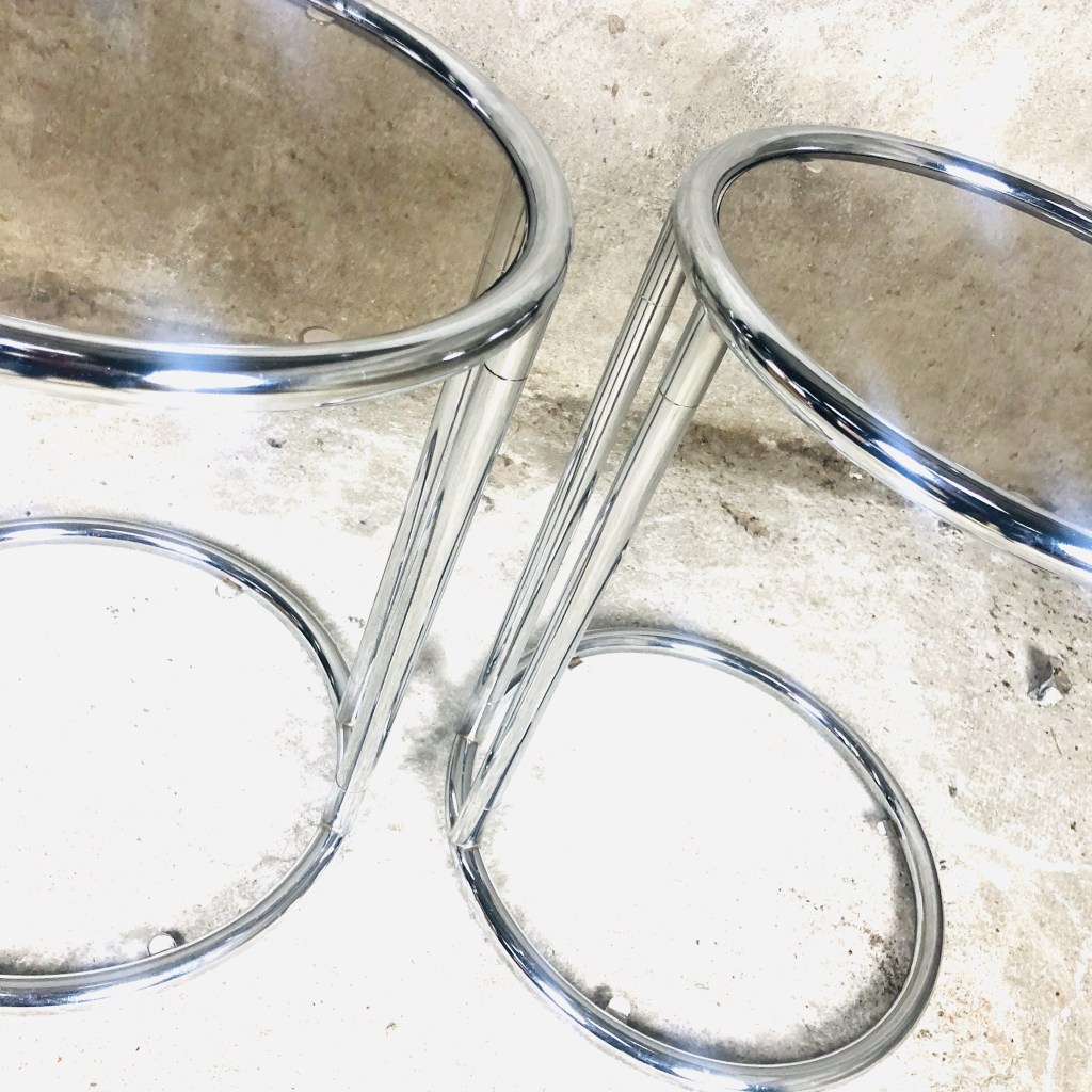 BureauBaantjer's tweet photo. Set jaren ‘70 bijzettafeltjes met een hoogglans chromen buisframe en bruin transparant rookglas. https://t.co/hj6CIzCD5C https://t.co/i03SkbCdPl