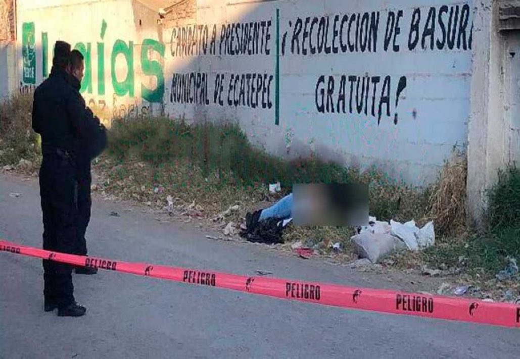 GlodeJo07's tweet photo. Se encontraron los cuerpos de dos mujeres en Ecatepec, Edo. de México, aún no han sido identificadas.
Pero aquí no pasa nada, aquí todo está bien, según el señor que está sentado en Palacio Nacional. https://t.co/lnegjOeCMi