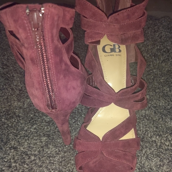 So good I had to share! Check out all the items I'm loving on @Poshmarkapp #poshmark #fashion #style<a href="/tag/fashion"class="tags"><span>#fashion</span></a><a href="/tag/shopmycloset"class="tags"><span>#shopmycloset</span></a><a href="/tag/style"class="tags"><span>#style</span></a><a href="/tag/poshmark"class="tags"><span>#poshmark</span></a><a href="/tag/q2"class="tags"><span>#q2</span></a><a href="/tag/kendrascott"class="tags"><span>#kendrascott</span></a>