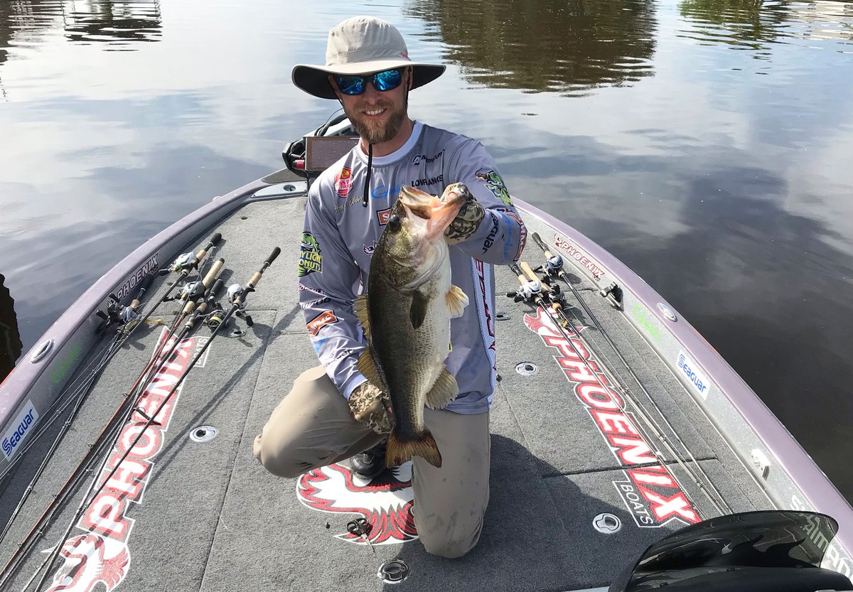 Oklahoma pro <a href="/JamesElamFishin/">James Elam</a> found a nice 5 pound, 12 ounce bass that will move him closer to the Elimination Line and help with his Heavy Hitter qualification 💪
#BassProTour