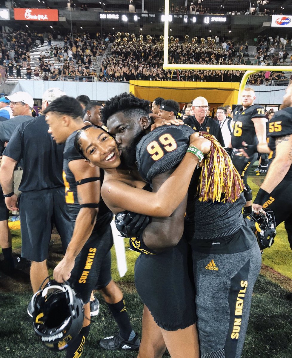 blacktwiterthrd's tweet photo. Black Love and That’s THE tweet! 🖤💛 https://t.co/SCpcMB1haV