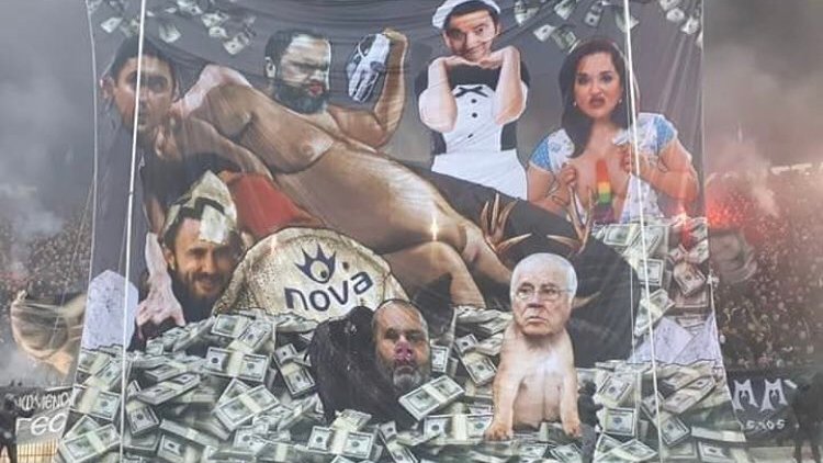 PAOK_ESP's tweet photo. Brutal el tifo de la Gate 4 ayer! 🤣¿Quienes aparecen? 👇

#Agvenakis, ministro de deportes. #Marinakis (presi de Oly)
#Misotakis aka Mister Bean 1º ministro. Dora #Bakogianni (su hermana) Savvas #Theodoridis (2º presi Oly)
#Karapapas (3º presi Oly) #Karipidis (presidente Aris) https://t.co/iFhF1UTTj2